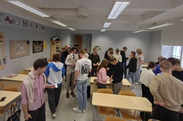 a group of students in a classroom, in discussion